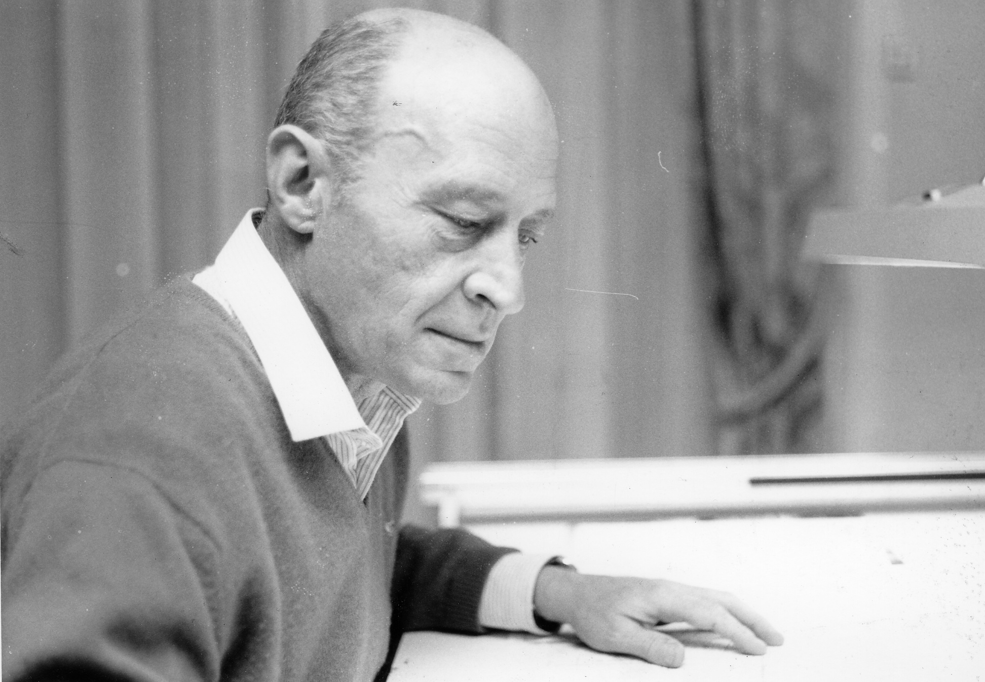 P. Truttmann à sa table à sa dessin